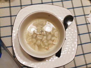 7、燕麦花生汤粥-早餐,煮好的花生汤趁热装碗里。