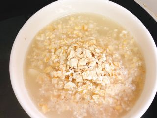 8、燕麦花生汤粥-早餐,倒入即食燕麦片。