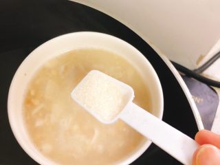 9、燕麦花生汤粥-早餐,加入白砂糖。（根据自己喜欢的甜度加）