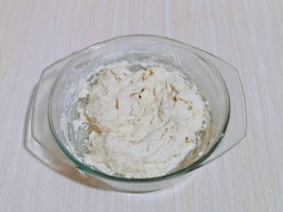 1、松软老式小面包,首先做波兰种，150g牛奶，150g高筋面粉，1g酵母粉，搅拌均匀，盖上盖子，放入冰箱冷藏室发酵一夜。(这个季节如果房间没有取暖放室温也可以)