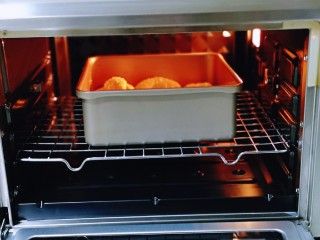 12、松软老式小面包,将模具入烤箱中层。