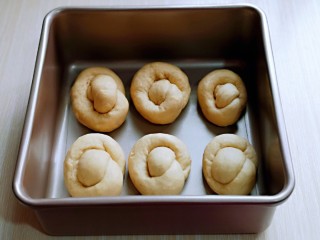 10、松软老式小面包,放入烤盘中，并间隔距离，再次入蒸烤箱进行二发。(我的这个量烤了两炉)