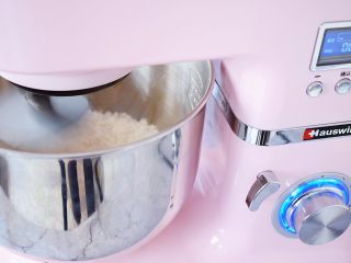 3、南瓜吐司,启动厨师机，揉到面团光滑