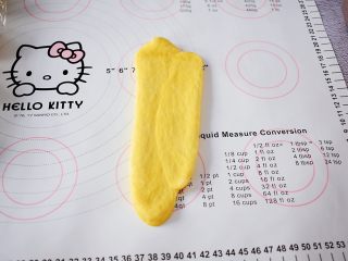 12、南瓜吐司,用擀面杖再次擀成牛舌状