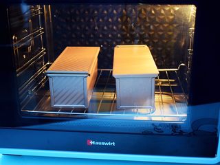 16、南瓜吐司,放入预热好的海氏烤箱，上下火160度，下层30分钟