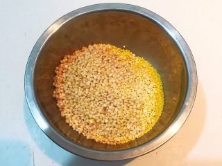 5、苹果小米粥,把两种米混合在一起