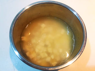 9、苹果小米粥,加入温水，水与米的比例是5 ：1