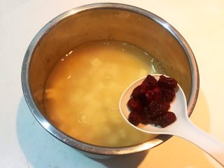 10、苹果小米粥,加入金丝小枣