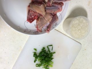 1、鸽子粥,鸽子洗净切块，姜切片，葱白切细段，葱切末