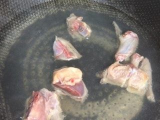 2、鸽子粥,滚水煮开去血水