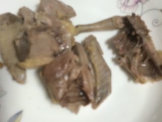 3、鸽子粥,清水洗净装盘备用