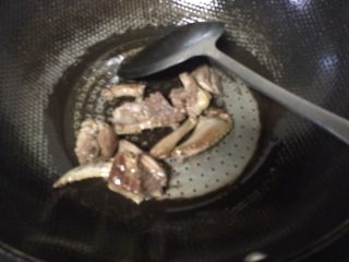 4、鸽子粥,锅生热下油，待油温热下入鸽子煸炒出色