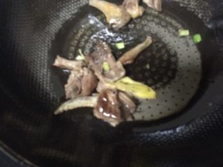 5、鸽子粥,放入料酒、醋翻炒，然后撒入葱白，姜片爆香