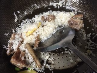 6、鸽子粥,接着大米淘洗干净，一起放进去翻炒片刻