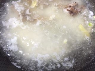 7、鸽子粥,倒入烧开的开水大火转中小火煮至粘稠后，调味，放少许盐，撒葱花即可！