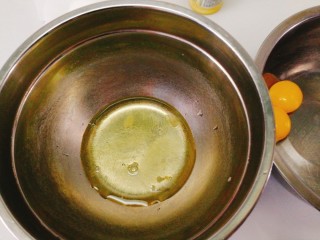 2、#元气早餐#软香小松饼,分离蛋清与蛋黄