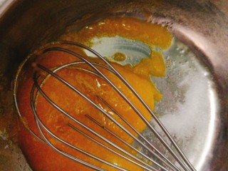 3、#元气早餐#软香小松饼,加入10g细砂糖搅拌均匀