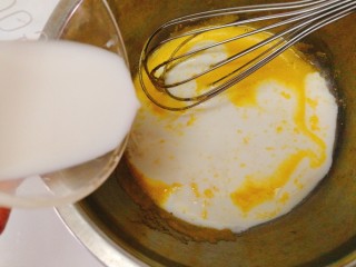 4、#元气早餐#软香小松饼,继续加入牛奶搅拌均匀