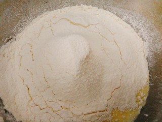 5、#元气早餐#软香小松饼,筛入低粉