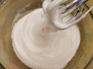 11、#元气早餐#软香小松饼,打发至小弯钩即可