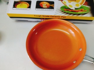 13、#元气早餐#软香小松饼,今天我们的主角--陶瓷平底锅，刚败一个，开开光哈