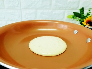 14、#元气早餐#软香小松饼,电陶炉开300度刚好 ，第一个500感觉有点高了，锅还未热时勺入面糊