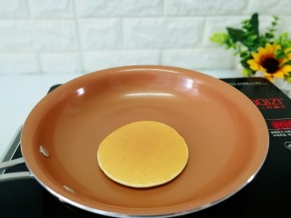 15、#元气早餐#软香小松饼,表面出现小气泡了即可翻面