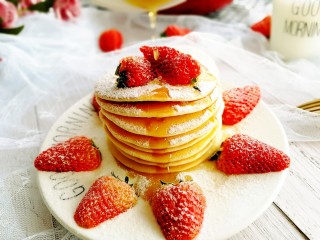 17、#元气早餐#软香小松饼,筛入糖霜，配上应季水果，淋上蜂蜜，当早餐，下午小点心都是非常棒的，????????????????????