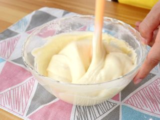 4、手指饼干,多次筛入面粉翻拌均匀，面粉无颗粒状即可