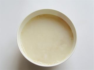 1、玉米馅葱香饼,酵母粉用微微温热的水泡十分钟