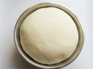 4、玉米馅葱香饼,饧发至原来的两倍大即可取出加50克的干面粉反复揉排气，揉好的面放5分钟