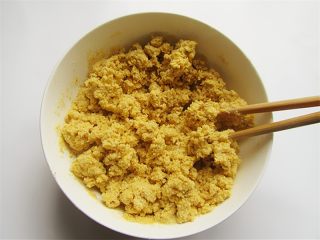6、玉米馅葱香饼,玉米馅制作，热开水分次倒入玉米面内快速搅拌成湿润的絮状便可以，然后加一勺油一勺胡椒粉再搅拌均匀