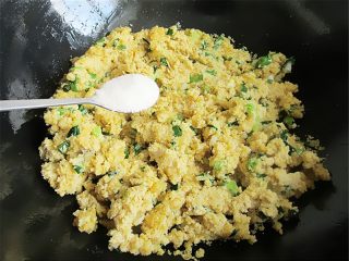 9、玉米馅葱香饼,倒入玉米面一起翻炒一分钟，然后加入盐调味，关火放凉