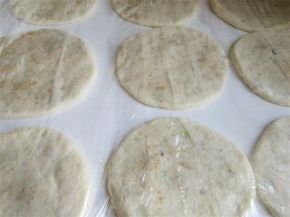 14、玉米馅葱香饼,所有的都做好后，盖上保鲜膜饧发十五分钟左右，放在电饼铛上烙熟即可