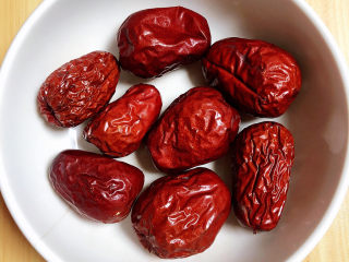 1、红枣南瓜粥,准备好红枣。