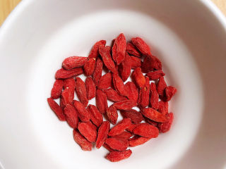 2、红枣南瓜粥,准备好枸杞子。