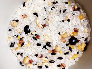 3、红枣南瓜粥,准备好多谷米。