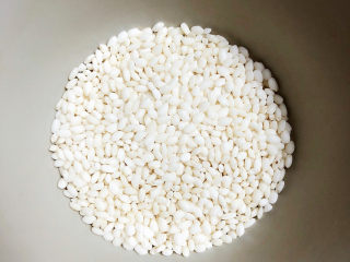 4、红枣南瓜粥,准备少许糯米。