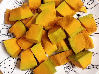 6、红枣南瓜粥,将南瓜切成小块待用。