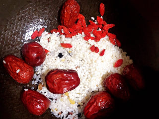 8、红枣南瓜粥,将食材放入高压锅中。