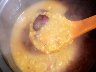 13、红枣南瓜粥,持续搅拌熬煮5分钟，粥会变得粘稠好喝。即可关火了。