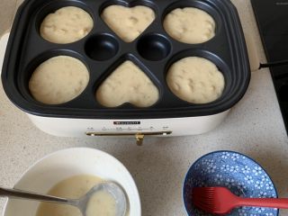 7、香蕉鸡蛋饼,海氏多功能锅中刷一点点油，舀一勺面糊