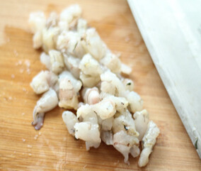 1、海参三鲜粥,大米清洗干净，浸泡20分钟，虾肉切成小丁，姜切丝