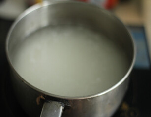 3、海参三鲜粥,煮熟的鸡胸肉撕成丝，泡好的米小火慢熬