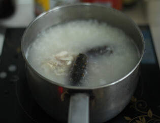 4、海参三鲜粥,熬到6成的时候，放入海参，鸡丝，虾肉，熬至粥软烂粘稠