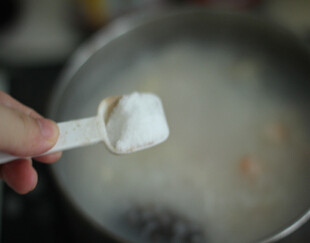 5、海参三鲜粥,加盐调味撒小葱花装饰即可