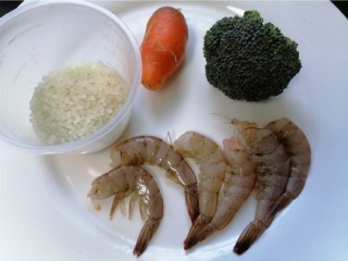 1、蔬菜虾仁粥,准备好所需材料