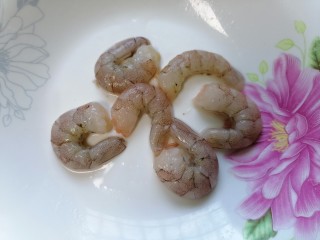 3、蔬菜虾仁粥,虾去除壳和虾线
