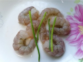 4、蔬菜虾仁粥,洗净用盐、黄酒、葱将虾仁腌制一会