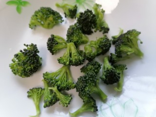 6、蔬菜虾仁粥,煮粥的同时将西蓝花洗净剪成小块状